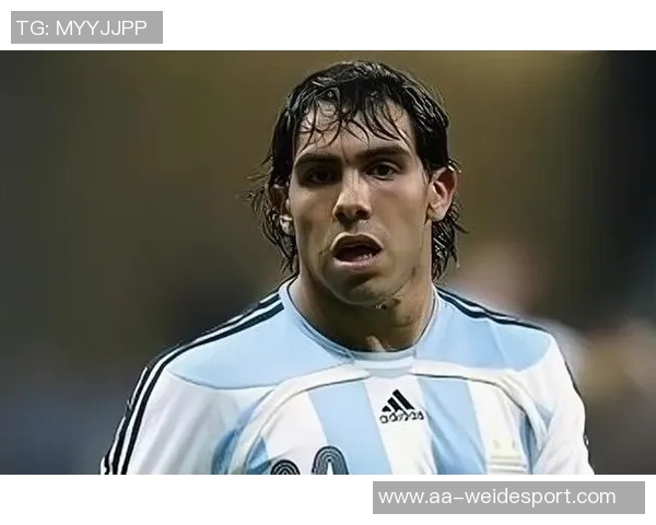 特维斯重返博卡主场获赠纪念球衣感动不已重温昔日辉煌